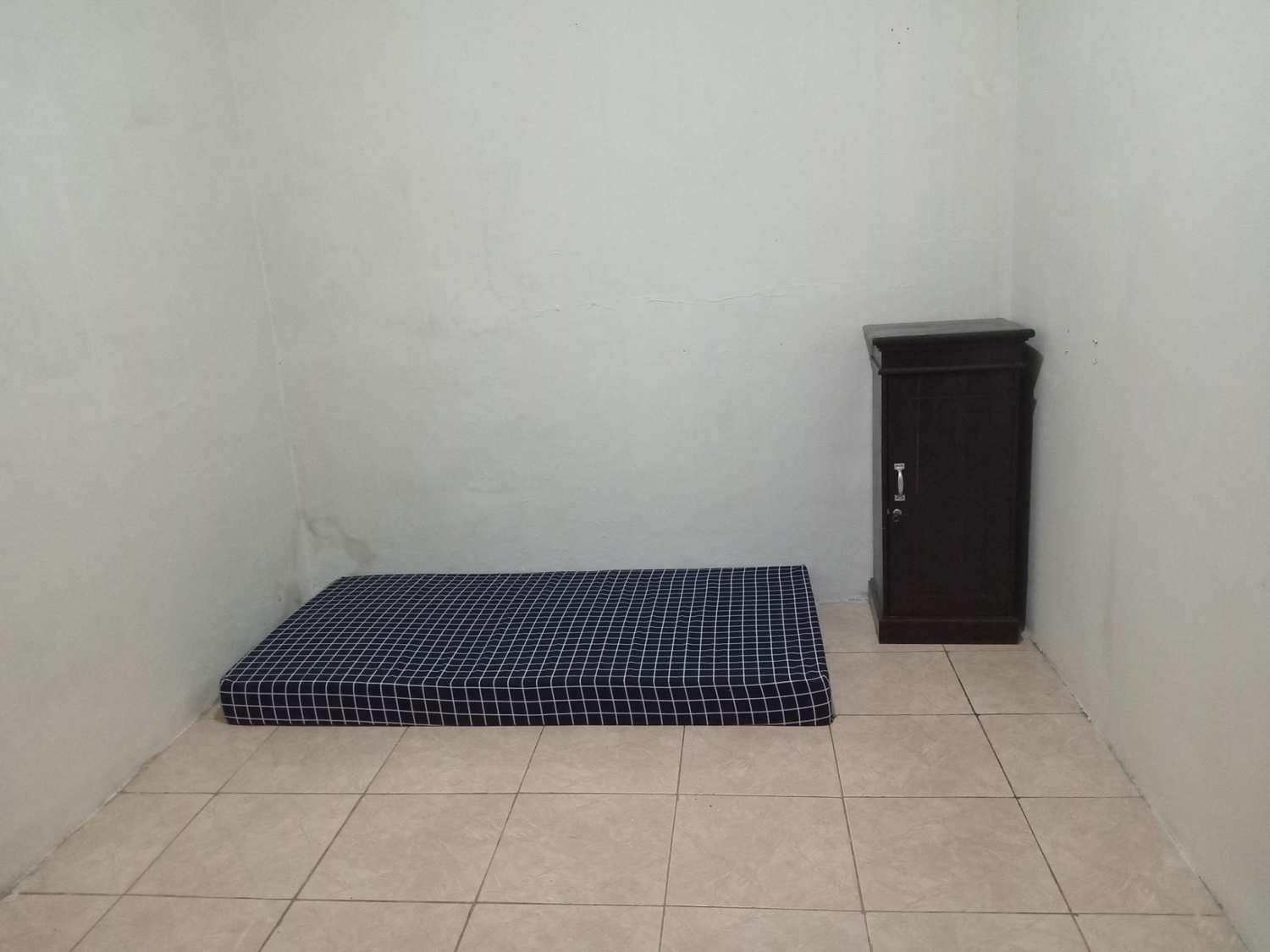 Kamar Tipe 1 dengan kasur dan lemari