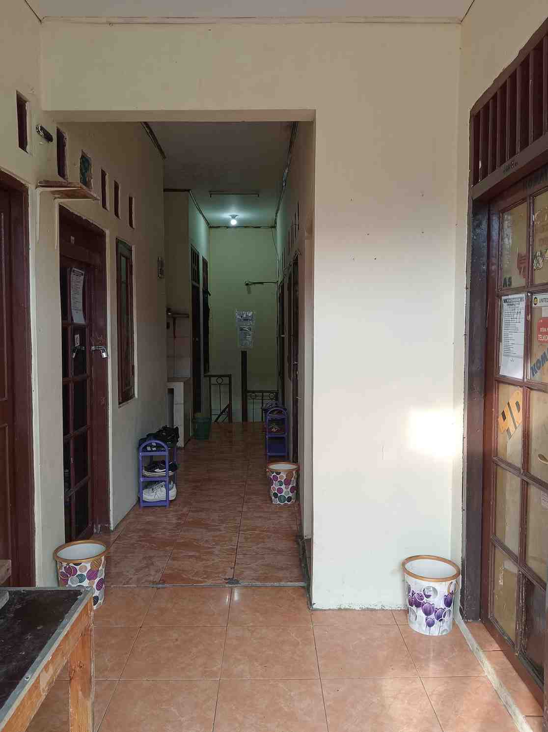 Lorong lantai 2 dengan pintu kamar